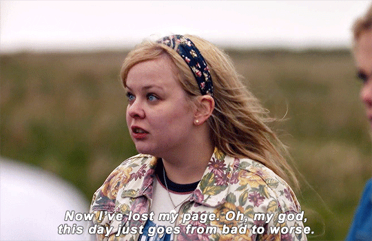 Nicola Coughlan en Derry Girls diciendo 'Now I've lost my page. Oh, my god, this day just goes from bad to worse.