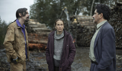 42 Días en la Obscuridad Temporada 1. (L to R) Nestor Cantillana asBraulio,  Amparo Noguera as Nor, Pablo Macaya as Pizarro in 42 Días en la Obscuridad. Cr. Diego Araya Corvalán/Netflix ©2022