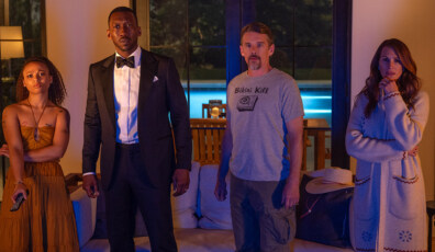 LEAVE THE WORLD BEHIND (2023) Myha’la as Ruth, Mahershala Ali as G.H., Ethan Hawke as Clay and Julia Roberts as Amanda.  CR: JoJo Whilden/NETFLIX