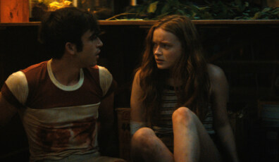 Fear Street Part 2: 1978 - (L-R) TED SUTHERLAND as NICK and SADIE SINK as ZIGGY. Cr: Netflix © 2021
