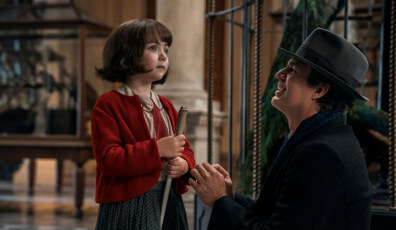 All the Light We Cannot See. (L to R) Nell Sutton as Young Marie-Laure, Mark Ruffalo as Daniel LeBlanc in episode 101 of All the Light We Cannot See. Cr. Atsushi Nishijima/Netflix © 2023