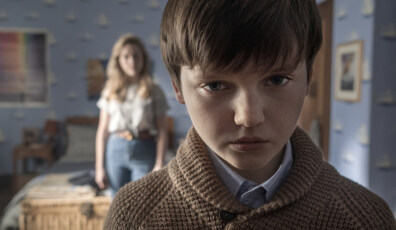 THE HAUNTING OF BLY MANOR (L to R) VICTORIA PEDRETTI as DANI and BENJAMIN EVAN AINSWORTH as MILES in episode, 203 of THE HAUNTING OF BLY MANOR. Cr. EIKE SCHROTER/NETFLIX © 2020