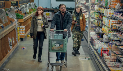 DON'T LOOK UP (L to R). Jennifer Lawrence as Kate Dibiasky, Leonardo DiCaprio as Dr. Randall Mindy, and Timothée Chalamet as Yule. Cr. Niko Tavernise / Netflix © 2021