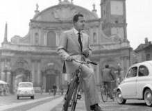 Vigevano (PV), Settembre 1963
Film "Il maestro di Vigevano" 1963 di Elio Petri
Nella foto: l'attore Alberto Sordi in una pausa durante la lavorazione del film in Piazza Ducale
@AdalbertoGuarnerio/AF [524268]
===================================
Alberto Sordi in a break during the making of Elio Petri's movie 'Il maestro di Vigevano' in Piazza Ducale (1963)