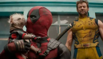 Deadpool (Ryan Reynolds) sosteniendo un cachorro mientras Wolverine (Hugh Jackman) observa en segundo plano con una expresión seria, ambos vestidos con sus trajes icónicos