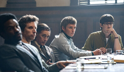 THE TRIAL OF THE CHICAGO 7 (L-R) YAHYA ABDUL-MATEEN II as BOBBY SEALE, BEN SHENKMAN as LEONARD WEINGLASS, MARK RYLANCE as WILLIAM KUNTSLER, EDDIE REDMAYNE as TOM HAYDEN, ALEX SHARP as RENNIE DAVIS. NICO TAVERNISE/NETFLIX © 2020.