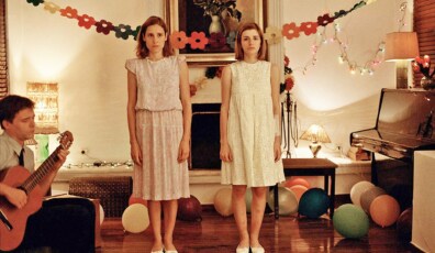Dogtooth - Horror Psicológico

Se dice que The Favourite es probablemente el filme más accesible de Yorgos Lanthimos. En ese caso, Dogtooth es completamente lo opuesto.

Comienza como este drama familiar de lo más inusual, sólo para terminar convirtiéndose en esta obra de horror psicológico. 

Si crees que Hereditary es una película sobre una familia de lo más jodida, bueno, puede que tenga más imágenes de lo más chocante; pero Dogtooth va más allá en una manera que más de uno al final lo encontrará de lo más repulsivo.

Dicho eso, para lo que es, vale la pena echarle un vistazo. Si se atreven.