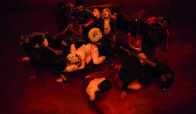 Climax (2018) - Horror/Musical

Tomando varias referencias a sus trabajos previos como Into The Void e Irreversible, Gaspar Noé nos transporta a esta pesadilla, algo que trasciende más allá de un mal viaje y se convierte en un festival de horror y violencia que muestra lo peor del ser humano.