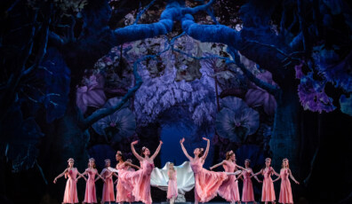 Le Songe d'une nuit d'été
Entrée au répertoire

Musique Felix Mendelssohn-Bartholdy Chorégraphie George Balanchine
D'après William Shakespeare,
A Midsummer Night’s Dream
Décors Christian Lacroix Costumes Christian Lacroix Lumières Jennifer Tipton
Direction musicale Simon Hewett Chef des ChoeursJosé Luis Basso Soliste Pranvera Lehnert 
Anne-Sophie Ducret
Les Étoiles, les Premiers Danseurs et le Corps de Ballet
Avec la participation des élèves de l’École de Danse

Orchestre et Chœurs de l’Opéra national de Paris

Costumes de Christian Lacroix, d’après les maquettes originales de Karinska.


Titania
Hannah O'Neill
Oberon
Fabien Revillion
Helena
Sae Eun Park
Hermia
Muriel Zusperreguy
Lisandre
Simon Valastro
Demetrius
Vincent Chaillet
Hyppolite
Alice Renavand
Puck
Antoine Kirscher
Thésée
Audric Bezard
Chevalier de Titania
Karl Paquette
Papillon
Alice Catonnet
Divertissement- soliste femme
Marion Barbeau
Divertissement- soliste homme
Florian Magnenet